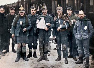 جرح بعض البهجة من قتال Neuve Chapelle ، مرتدين الخوذ الألمانية التي تم الاستيلاء عليها ، 1915 بواسطة غير معروف