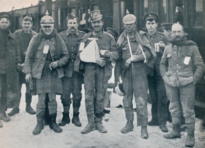جرح بعض البهجة من قتال Neuve Chapelle ، مرتدين الخوذ الألمانية التي تم الاستيلاء عليها ، 1915 بواسطة غير معروف