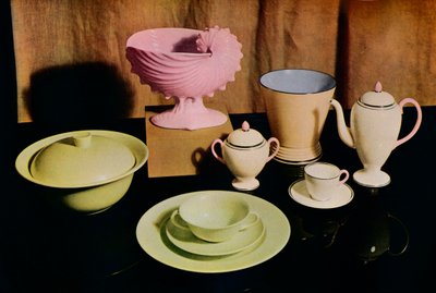 بعض من أحدث منتجات مصنع Wedgwood Etruria ، 1936 بواسطة غير معروف