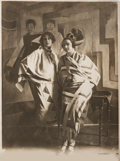 سونيا ديلوناي في الاستوديو الخاص بها ، ج. 1924. بواسطة غير معروف