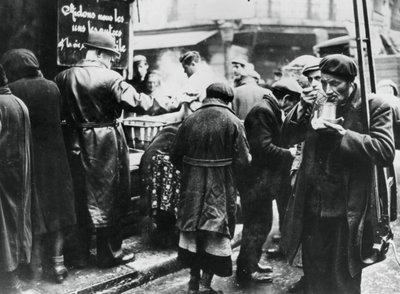 مطبخ حساء للمحتاجين ، Les Halles ، باريس المحتلة من قبل ألمانيا ، فبراير 1941 بواسطة غير معروف