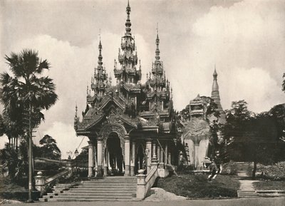 المدخل الجنوبي لمعبد شوي داجون ، رانجون ، 1900. بواسطة غير معروف