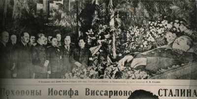 يزور القادة السوفييت رصيف ستالين المزين بالزهور في قاعة أعمدة Moscows. خلف الرئيس بواسطة غير معروف