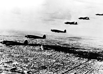 سرب هاينكل الألماني 111 قاذفة قنابل تحلق فوق باريس المحتلة ، يوليو 1940 بواسطة غير معروف