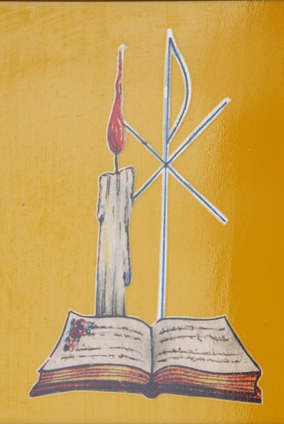 نافذة الزجاج الملون. شمعة المذبح والكتاب المقدس ، Aneho ، توغو بواسطة غير معروف