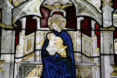نافذة زجاجية ملونة في Collegiale Notre-Dame des Marais: Virgin and child Villefranche-sur-Saone France بواسطة غير معروف