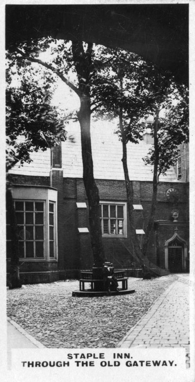 Staple Inn ، من خلال البوابة القديمة ، لندن ، ج 1920s بواسطة غير معروف