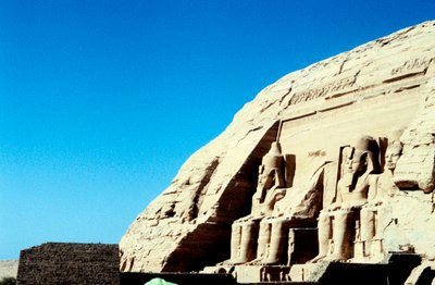 تماثيل رمسيس الثاني ، من أبو سمبل ، مصر ، أوائل القرن الثالث عشر قبل الميلاد بواسطة غير معروف