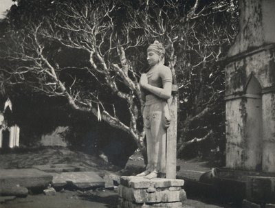 شخصية حجرية بالقرب من Ruwanwali-Dagoba ، Anuradhapura ، 1926 بواسطة غير معروف
