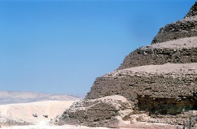 هرم الخطوة للملك زوسر زقرا ، سقارة ، مصر ، الأسرة الثالثة ، c2600 قبل الميلاد بواسطة غير معروف