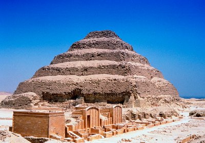 هرم الدرج للملك زوسر زقرا ، مصر ، الأسرة الثالثة ، c2613 قبل الميلاد بواسطة غير معروف