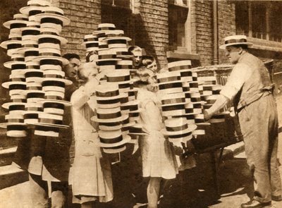 قبعات القش تعود لصالح ، 1930 ، 1933. بواسطة غير معروف