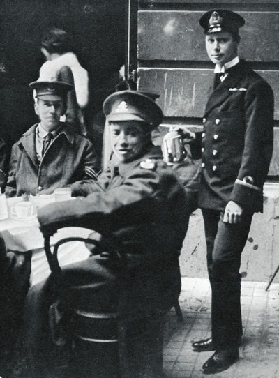 الملازم الفرعي الأمير ألبرت يقدم الشاي للجنود الجرحى في قصر باكنغهام ، 1916 بواسطة غير معروف