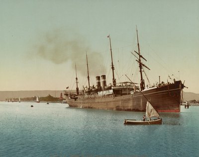 قناة السويس ، سفينة تدخل البحر الأحمر بالقرب من ميناء توفيق ، حوالي عام 1900 (ألوان فوتوكرومية) بواسطة غير معروف