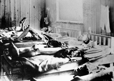 الناجون من انفجار قنبلة الذرة في هيروشيما ، اليابان ، 1945 بواسطة غير معروف