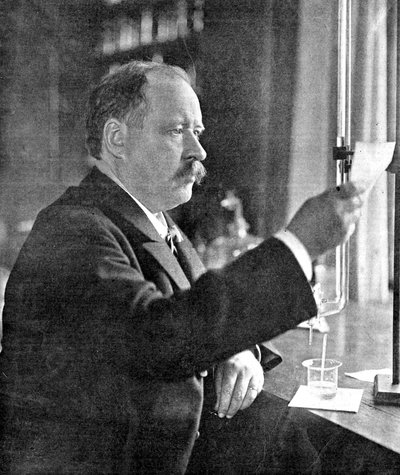 Svante Arrhenius 1859-1927 ، فيزيائي وكيميائي سويدي في مختبره ، 1909 بواسطة غير معروف
