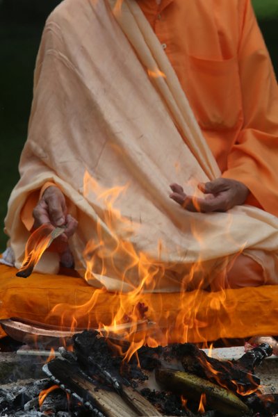 Swami Veetamohanda يؤدي طقوس homa fire في حديقة مركز Ramakrishna vedantic. جريتز. فرنسا بواسطة غير معروف