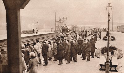 اهتمام متعاطف بقطار الجنازة الملكي في محطة ويلوين ، 1936 بواسطة غير معروف
