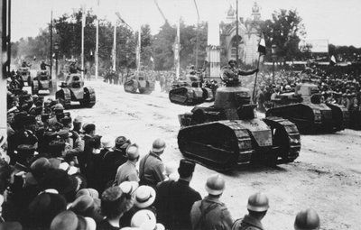 الدبابات في موكب النصر الكبير ، باريس ، فرنسا ، 14 يوليو 1919 بواسطة غير معروف