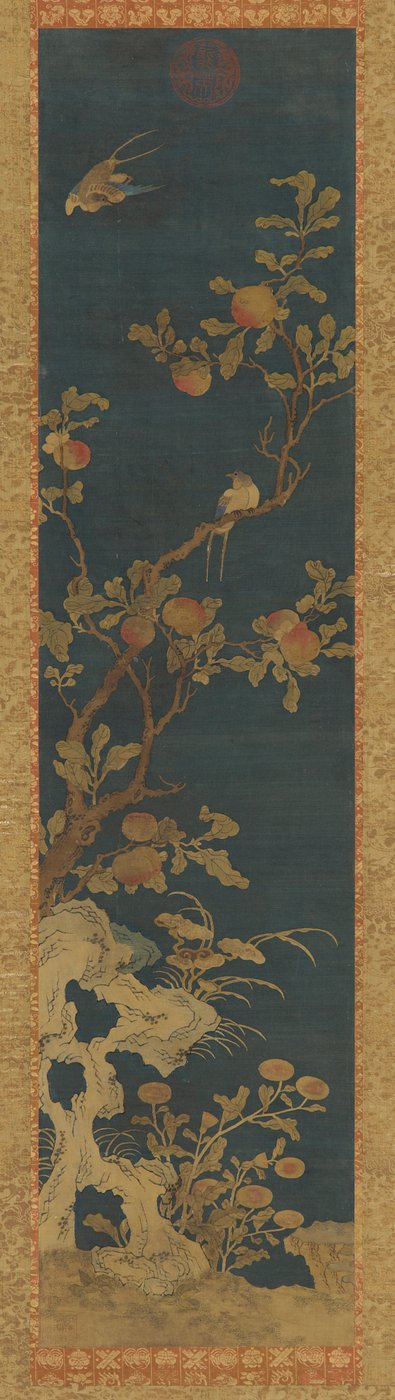 نسيج: الطيور ، وشجرة الخوخ ، والصخور ، والزهور على أرضية زرقاء ، أسرة تشينغ ، 1644-1911. بواسطة غير معروف
