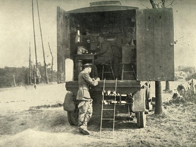 هاتف شاحنة تبادل الهاتف متصل بقسم بالون الطائرات الورقية ، 1919. بواسطة غير معروف