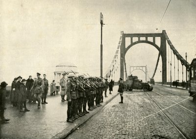 الفرسان ال 18 يحرسون جسرًا على نهر الراين في كولونيا ، 1919. بواسطة غير معروف