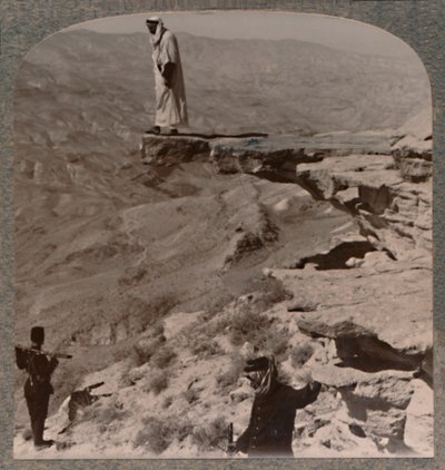 أرنو. Dragoman واقفا على الصخرة ، c1900 بواسطة غير معروف