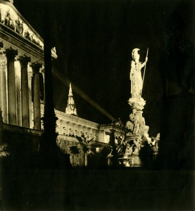مبنى البرلمان النمساوي ليلا ، فيينا ، النمسا ، c1935. بواسطة غير معروف