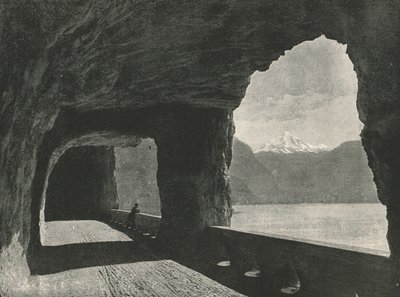 The Axenstrasse ، بالقرب من Fluelen ، سويسرا ، 1895. بواسطة غير معروف