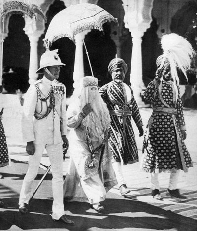 يرافق بيجوم بوبال أمير ويلز إلى قاعة دوربار ، الهند ، 1921 بواسطة غير معروف