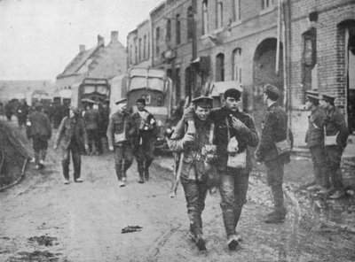 جرح البريطانيون عائدين إلى مركز خلع الملابس بعد هجوم 1915 بواسطة غير معروف