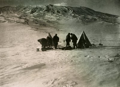 المخيم 7000 قدم حتى جبل إريبوس ، 1908 ، 1909 بواسطة غير معروف