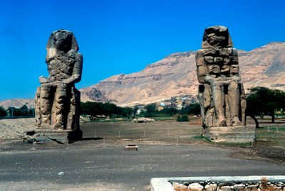 تمثال ممنون ، بالقرب من وادي الملوك ، مصر ، القرن الرابع عشر قبل الميلاد بواسطة غير معروف