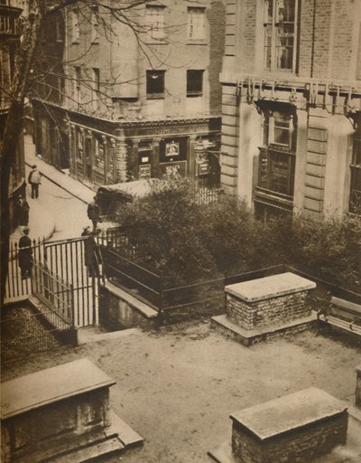 الأسلحة كوبرز من ساحة كنيسة القديس أولافيس ، شارع سيلفر ، c1935. بواسطة غير معروف