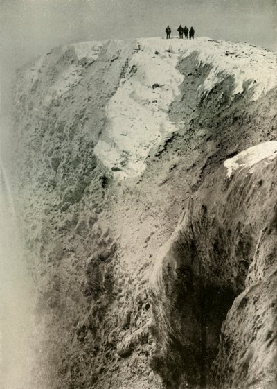 فوهة إريبوس ، عمق 900 قدم ونصف ميل عريض ، 1908 ، 1909. بواسطة غير معروف