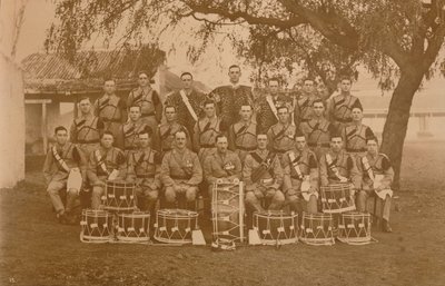 الطبول والبوق من الكتيبة الأولى ، The Queens Own Royal West Kent فوج. بونا ، الهند ، بواسطة غير معروف