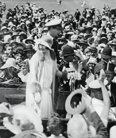 حشد الدوق والدوقة حشود في أوكلاند ، 1927 ، 1937 بواسطة غير معروف
