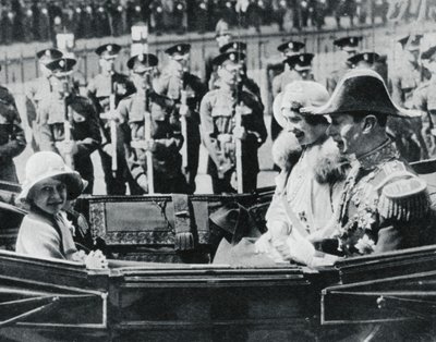 دوق ودوقة يورك يغادران كاتدرائية سانت بولس مع بناتهما ، 1935 ، 1937 بواسطة غير معروف