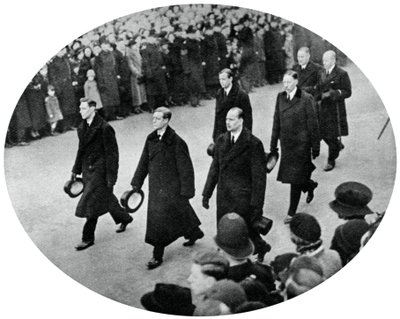 دوق يورك وإخوته في موكب جنازة الملك جورج فس ، 1936 ، 1937 بواسطة غير معروف