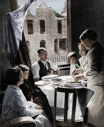 يجب على الأسرة أن تأكل ، c1940 1942 بواسطة غير معروف
