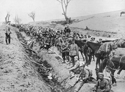 التقدم الألماني عبر غاليسيا: قوة محورية من القوات على جانب الطريق ، 1915 بواسطة غير معروف