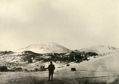 الكوخ ، مع جبل Erebus في الخلفية ، في الخريف ، 1908 ، 1909. بواسطة غير معروف