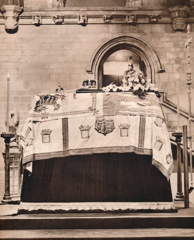 التاج الإمبراطوري ، الجرم السماوي ، والصولجان على تابوت الملك جورج في قاعة وستمنستر ، 1936 بواسطة غير معروف
