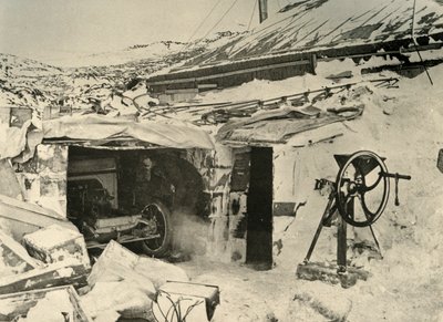 السيارة في المرآب ، وكسارة الذرة على اليمين ، c1908 ، 1909. بواسطة غير معروف