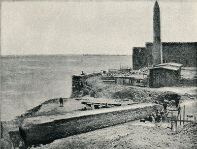الإبرة مستلقية كما سقطت في الإسكندرية ، 1877 ، 1910 بواسطة غير معروف