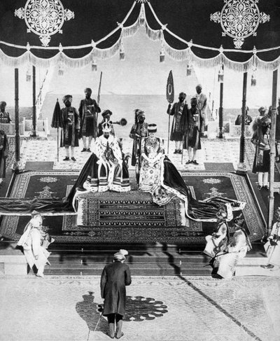 نظام حيدر أباد يدفع تكريمًا في دلهي دوربار ، 1911 ، 1935 بواسطة غير معروف