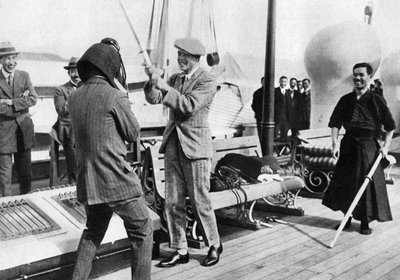 أمير ويلز يختبر خوذة المبارزة اليابانية ، اليابان ، 1922 بواسطة غير معروف