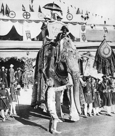 أمير ويلز مع مهراجا جواليور خلال جولته الهندية عام 1921. بواسطة غير معروف