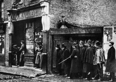 حصار شارع سيدني ، وايت تشابل ، لندن ، 1911 ، 1935 بواسطة غير معروف