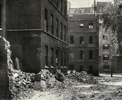 موقع البوابة من Fetter Lane والبيوت المهجورة في انتظار الهدم ، 1934. بواسطة غير معروف